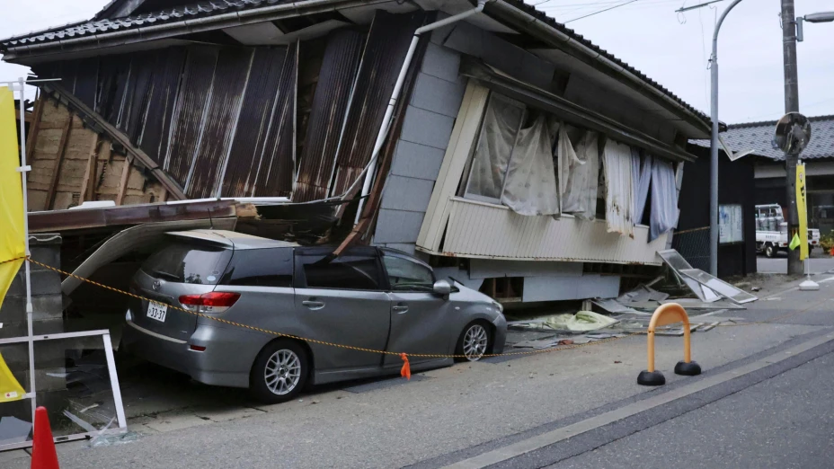 Daños tras un potente sismo en Suzu, Japón.