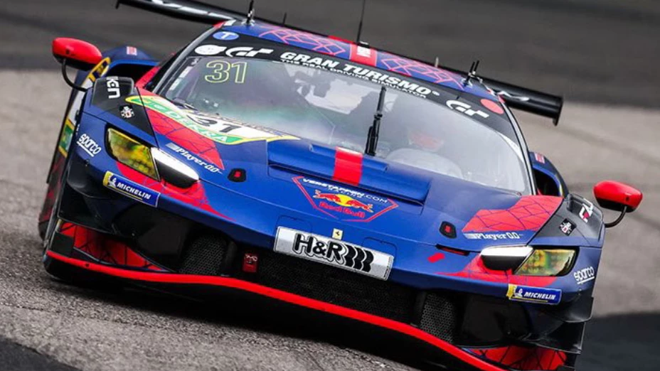 Max Verstappen en el Ferrari 296 GT3