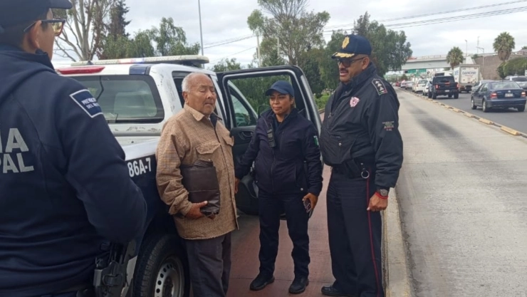 Tres policías auxilian a un hombre adulto mayor tras ser víctima de robo en Pachuca, Hidalgo