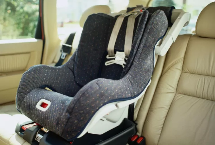 bebé cae de coche en California.jpg