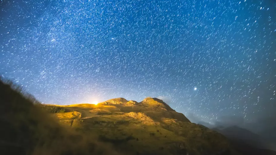 Cuándo y dónde ver la primera lluvia de estrellas del 2025