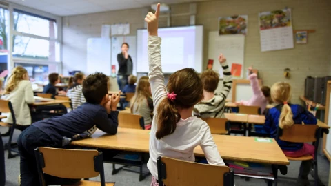 Estudiantes tomando clases en una escuela