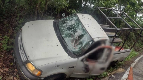 Autodefensas se llevaron los cuerpos de sus compañeros muertos en el ataque en la carretera Tierra Colorada - Ayutla, en Guerrero.