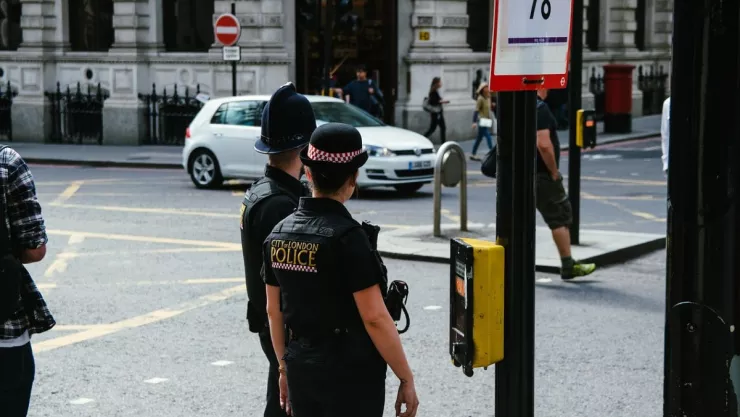 Niña de 15 años asesinada a puñaladas tras rechazar flores de un chico en el autobús en Londres