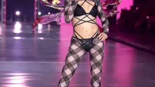 ¡Gigi abre el Victoria’s Secret Fashion Show! Estos son los looks que lucieron Bella Hadid, Adriana Lima, Tryra Banks, Irina Shayk, Behati Prinsloo y Taylor Hill. Cc- Getty (2).jpg