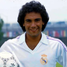 Hugo Sánchez con la camiseta del Real Madrid