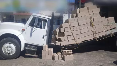 Camión de material se parte en dos y aplasta a trabajador