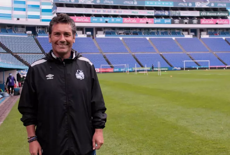 Carlos Poblete en la cancha del Puebla