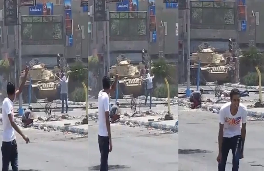 Manifestante desarmado cae al suelo, tras ser impactado por las balas del ejército egipcio