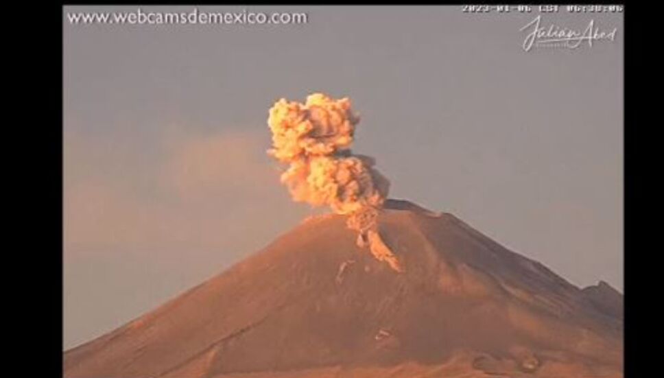 Volcán Popocatépetl amanece con explosión