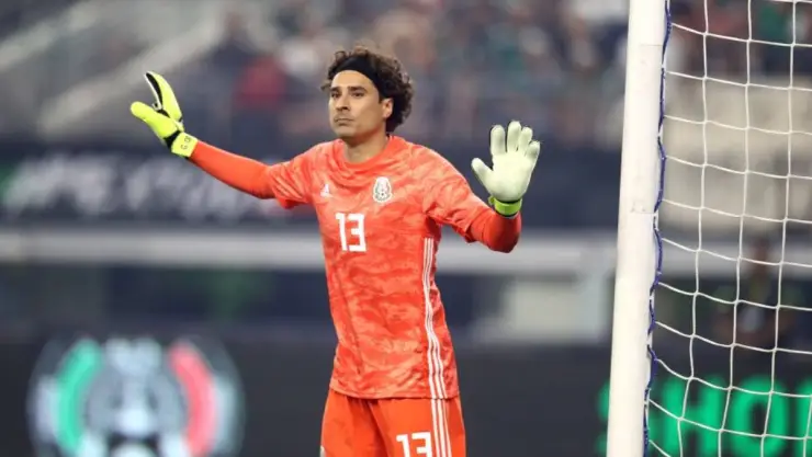 Atajada de Guillermo Ochoa emocionó hasta a las Chivas