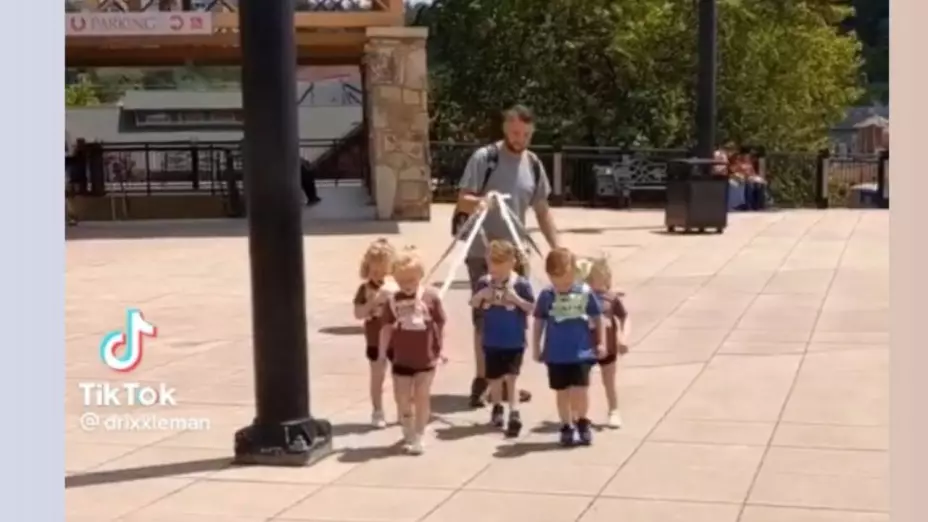 Papá quintillizos paseo.jpg