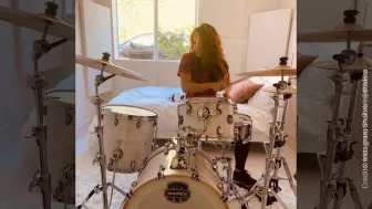 Shakira tocando la bateria.jpg