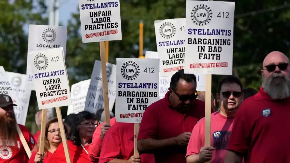 Trabjadores de la industria automotriz en EU en huelga.