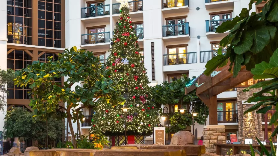 un hermoso arbolito navideño en Grapeville, Texas