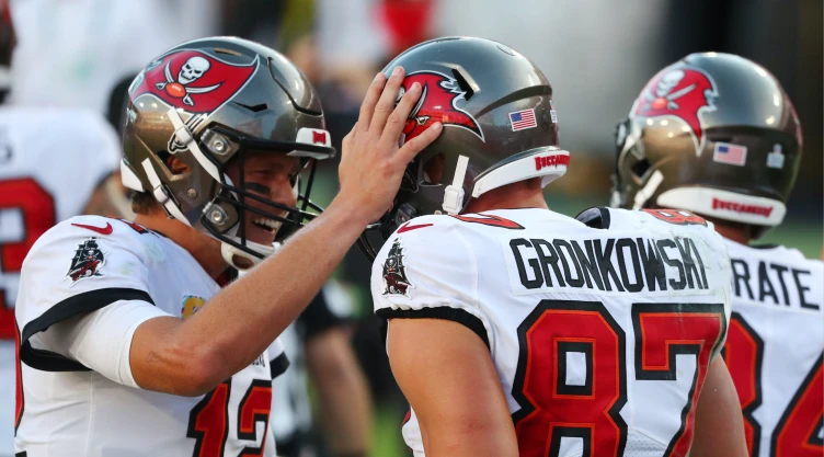Tom Brady y Rob Gronkowski celebran con los Tampa Bay Buccaneers