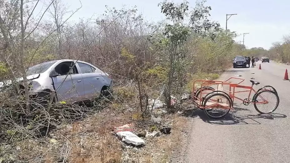 VIDEO_ Fuerte accidente de un auto contra un triciclo deja varias personas lesionadas