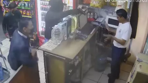 Captan momento en que asaltan una licorería en Aguascalientes ayer 3 de agosto (VIDEO)