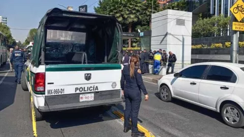 Se desata balacera afuera de Metro Insurgentes; policías impiden asalto a mujer