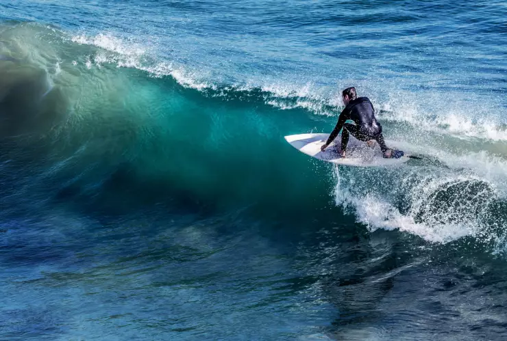Joven surfista muere tras ser arrastrado por fuerte oleaje
