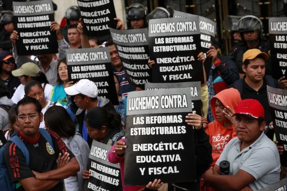 Maestros de la CNTE mantienen un plantón en el Zócalo