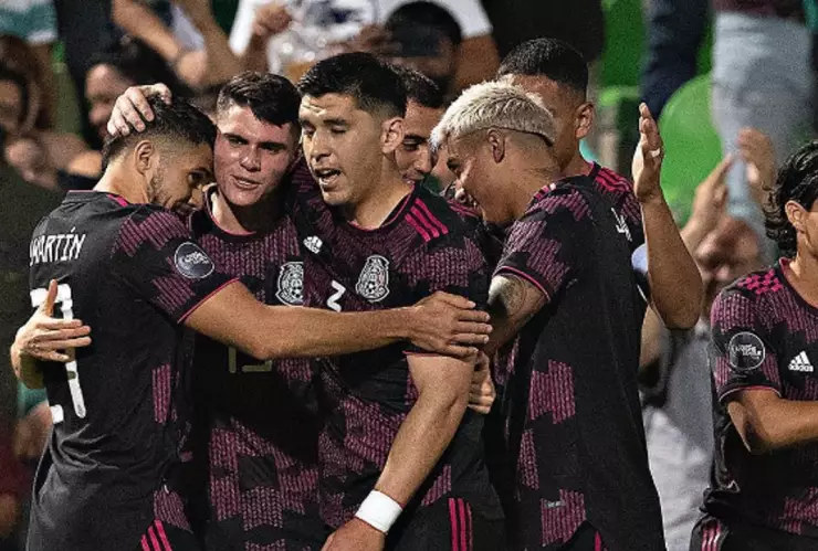 Futbolista mexicano se hace tatuaje del logo del mundial Qatar 2022