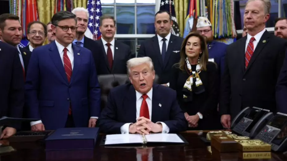 Donald Trump firma proyecto de ley para reabrir gobierno de EU