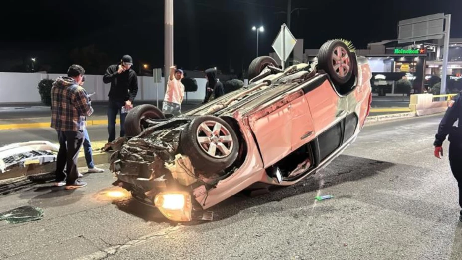 Volcadura en avenida La Cantera