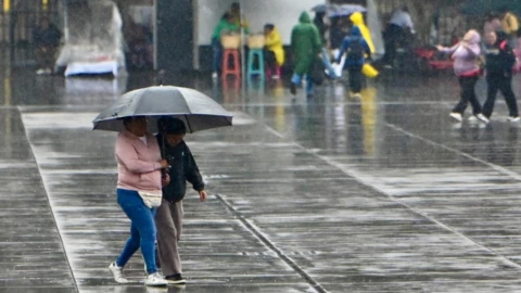 suspenden clases por Flossie y Barry