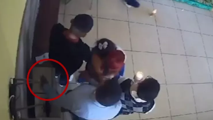 ¡Hasta en el templo! Captan a familia robando la limosna de una iglesia