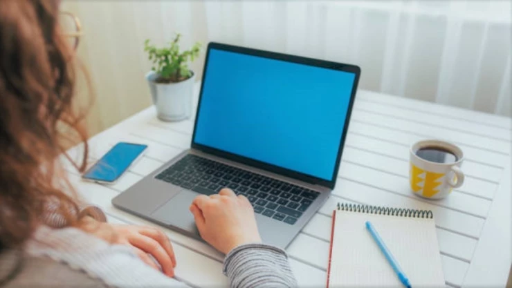 mujer con computadora.jpg