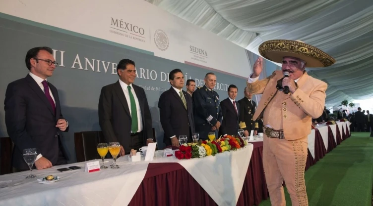 Vicente Fernández amenizó la ceremonia del Día del Ejército