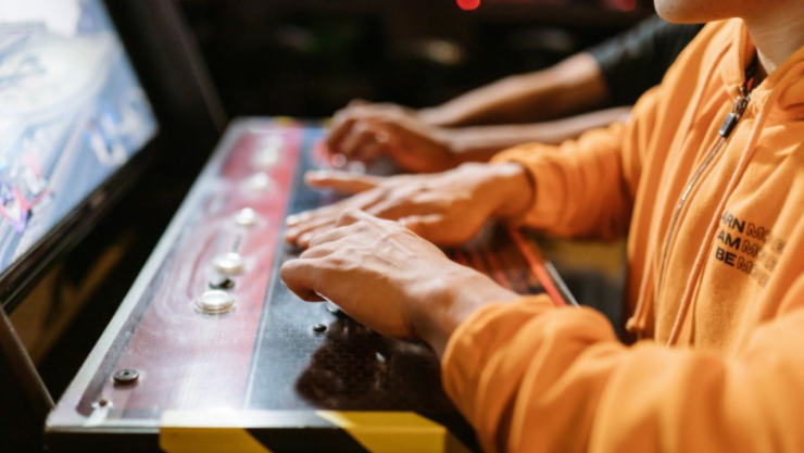 Niños jugando maquinitas