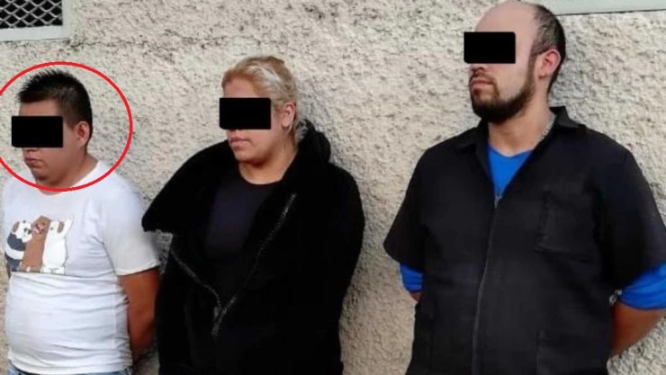 Junto al Chayín fue detenido Luis Ángel “N”, de 32 años de edad, y Adriana “N”, de 33 años, a quienes se les aseguró un arma de fuego y 3 mil pesos en efectivo producto de una extorsión