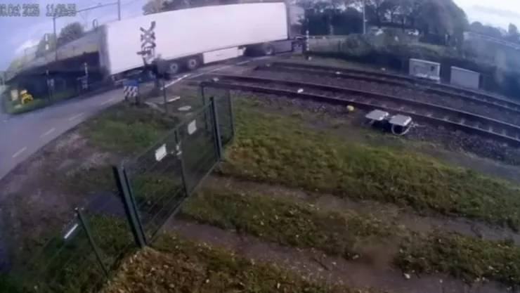 Tren destruye camión tras embestirlo en las líneas férreas.jpg