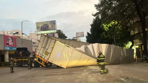 CDMX: Fuerte accidente sobre Patriotismo deja un tráiler volcado