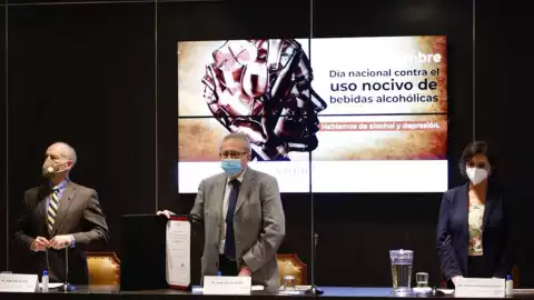 salud aumento consumo alcohol aislamiento.jpg