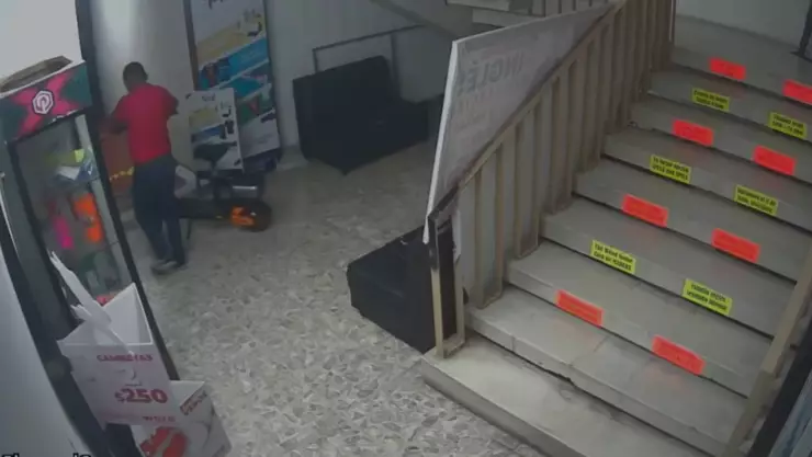 Captan a hombre robando un patín eléctrico en Progreso