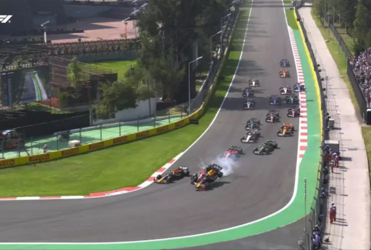 ‘Checo’ Pérez choca en la carrera del GP de México