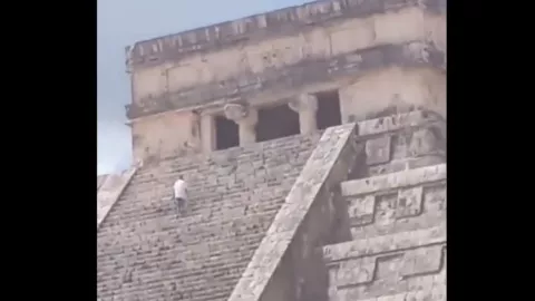 Joven se sube a Castillo de Chichnén Itzá