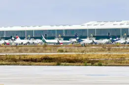 Aviones en hangares.