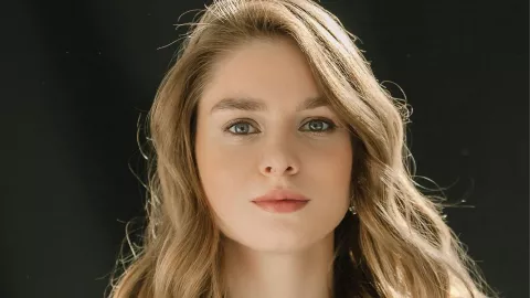 4 peinados para pelo ondulado que te harán la sensación de la oficina