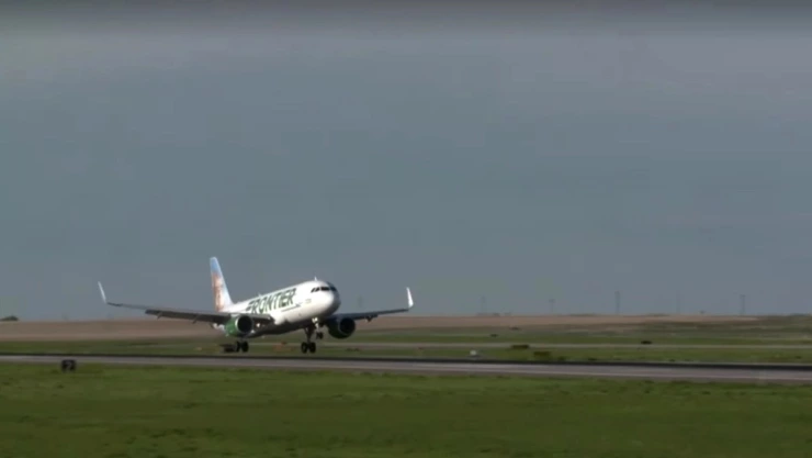 Avión atropella a hombre en pista del aeropuerto de Denver.jpeg