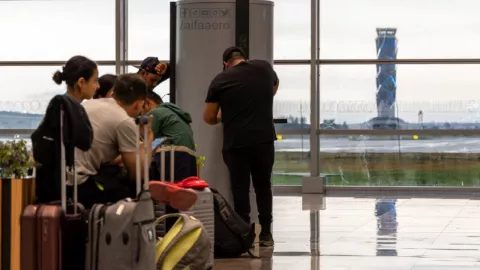 usuarios en el AIFA con sus maletas, listos para viajar