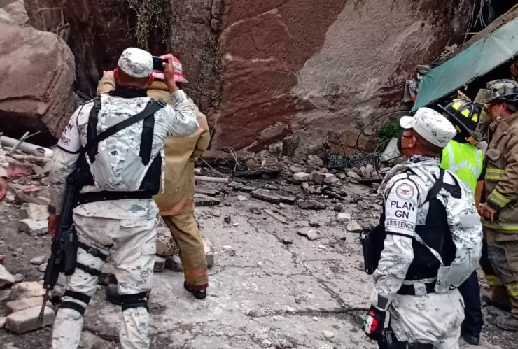 Hay un muerto y 10 desaparecidos por derrumbe en Cerro del Chiquihuite