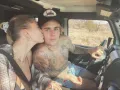 Justin Bieber y Hailey beso.jpg