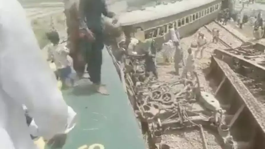 Descarillamiento de tren en Pakistán deja 30 muertos