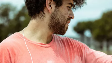 Así puedes eliminar el olor a sudor de tu ropa