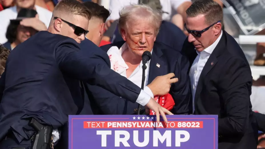 Donald Trump en un mitin en Pensilvania tras disparos en el lugar.