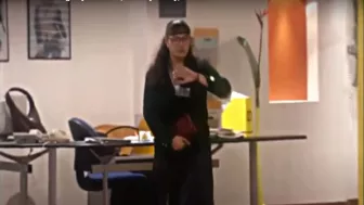 También solía utilizar faldas largas con camisas de vestir y siempre buscaba que los colores que utilizaba fueran los mismos.